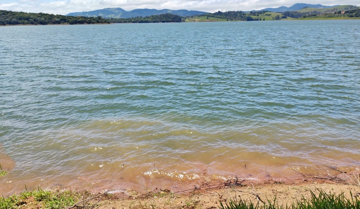 Terreno pé na água 4.600m² represa jaguari joanópolis SP interior são paulo (11)