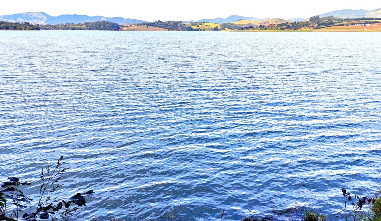 Terreno pé na água 4.600m² represa jaguari joanópolis SP interior são paulo (19)