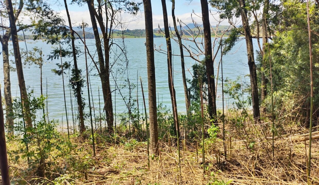 Terreno pé na água 4.600m² represa jaguari joanópolis SP interior são paulo (9)