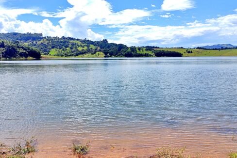 Terreno 3.000m² pé na água